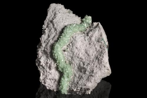 Fluorapophyllite-(K) on Stilbite-Ca<br />Distrito Pune (Distrito Poonah), Maharashtra, India<br />44 x 25 x 55 cm / main crystal: 3 cm<br /> (Author: MIM Museum)