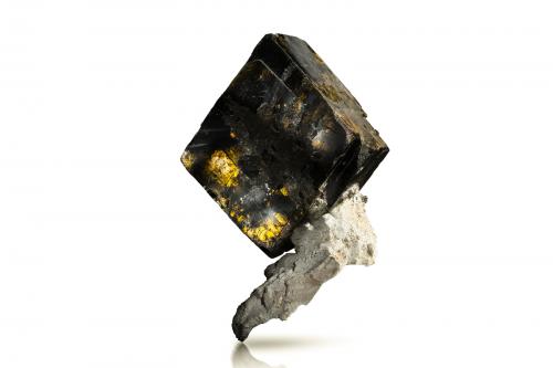 Siderite on Orthoclase<br />Medina, Minas Gerais, Brasil<br />32 x 30 x 41 cm / main crystal: 32 cm.<br /> (Author: MIM Museum)