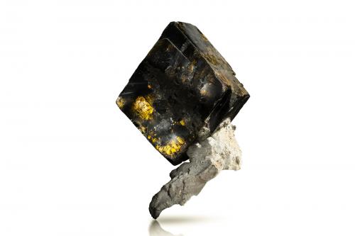 Siderite on Orthoclase<br />Medina Municipality, Minas Gerais, Brazil<br />32 x 30 x 41 cm / main crystal: 32 cm.<br /> (Author: MIM Museum)