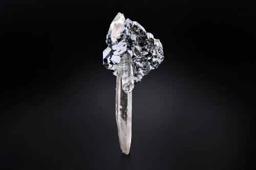 Bournonite on Quartz<br />Mina Yaogangxian, Yizhang, Prefectura Chenzhou, Provincia Hunan, China<br />5.5 x 6 x 13.5 cm / main crystal: 5.5 cm.<br /> (Author: MIM Museum)