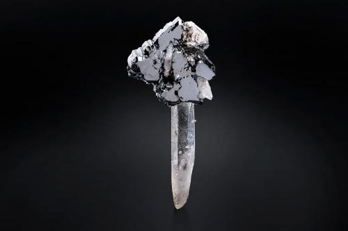 Bournonite on Quartz<br />Mina Yaogangxian, Yizhang, Prefectura Chenzhou, Provincia Hunan, China<br />5.5 x 6 x 13.5 cm / main crystal: 5.5 cm.<br /> (Author: MIM Museum)