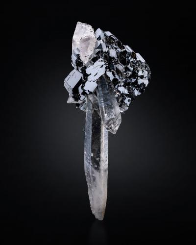 Bournonite on Quartz<br />Mina Yaogangxian, Yizhang, Prefectura Chenzhou, Provincia Hunan, China<br />5.5 x 6 x 13.5 cm / main crystal: 5.5 cm.<br /> (Author: MIM Museum)