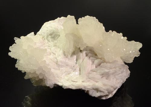 Strontianite<br />Mina Dreislar, Dreislar, Winterberg, Sauerland, Renania del Norte-Westfalia/Nordrhein-Westfalen, Alemania<br />9.5 x 7.4 x 5.3 cm<br /> (Author: Michael Shaw)