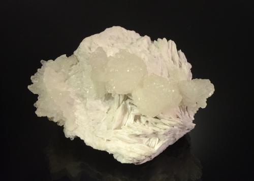 Strontianite<br />Mina Dreislar, Dreislar, Winterberg, Sauerland, Renania del Norte-Westfalia/Nordrhein-Westfalen, Alemania<br />9.5 x 7.4 x 5.3 cm<br /> (Author: Michael Shaw)