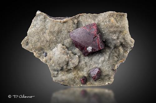 Cinabrio<br />Almaden Mine, Almadén, Comarca Valle de Alcudia, Ciudad Real, Castilla-La Mancha, Spain<br />6cm x 4cm x 2,5cm<br /> (Autor: Pere Alonso)