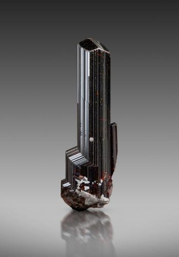 Rutile<br />Prospección Saparay, Distrito Warsak, Division Peshawar, Provincia Khyber Pakhtunkhwa, Paquistán<br />2 x 1 x 5.5 cm<br /> (Author: MIM Museum)