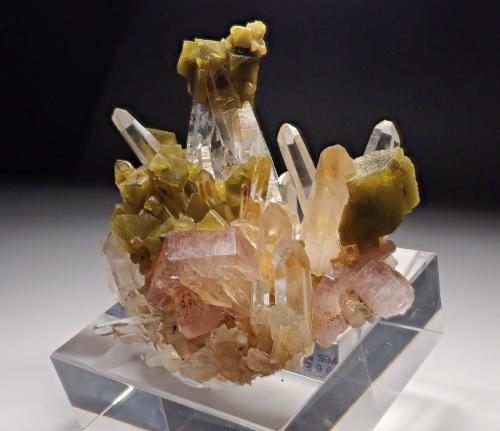 Fluorapatito, siderita, cuarzo<br />Mina Kami, Provincia Ayopaya, Departamento Cochabamba, Bolivia<br />74 mm x 52 mm. Masa: 87 g.<br /> (Autor: Carles Millan)
