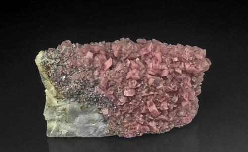 Rhodochrosite<br />Mina Osarizawa, Kazuno, Prefectura Akita, Región Tohoku, Isla Honshu, Japón<br />6.1 x 3.5 cm<br /> (Author: am mizunaka)