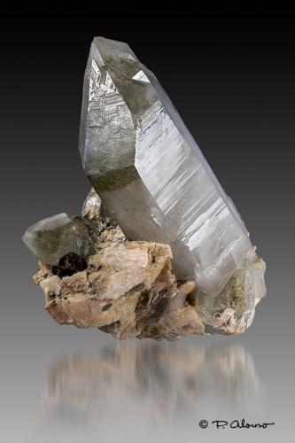 Cuarzo (variedad ahumado) + Microclina<br />Viladrau, Comarca Osona, Gerona / Girona, Cataluña / Catalunya, España<br />7cm x 9cm x 7cm<br /> (Autor: Pere Alonso)
