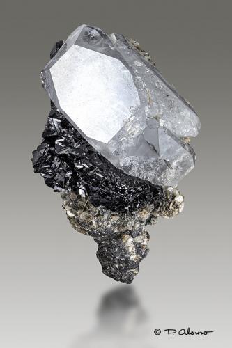 Berilo con Casiterita y Moscovita<br />Mount Xuebaoding, Pingwu, Mianyang Prefecture, Sichuan Province, China<br />5,9cm x 9cm x 5cm<br /> (Autor: Pere Alonso)