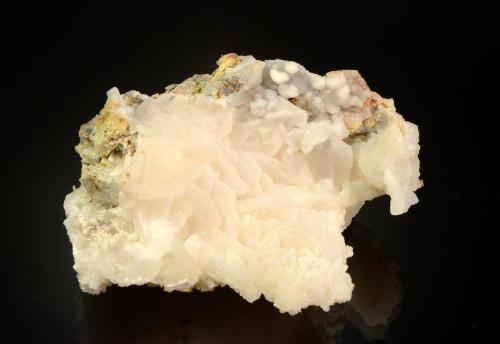 Quartz on Calcite<br />Mina Snowcaps, Montes Inyo (Cordillera Inyo), Kearsarge, Distrito Kearsarge, Condado Inyo, California, USA<br />9.7 x 8.5 x 5.2 cm<br /> (Author: Michael Shaw)