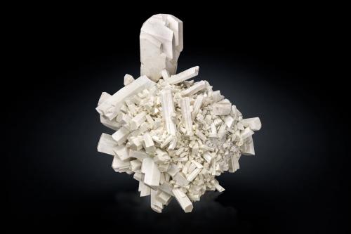 Orthoclase<br />Karibib District, Erongo Region, Namibia<br />23 x 15 x 28 cm / main crystal: 10.6 cm.<br /> (Author: MIM Museum)