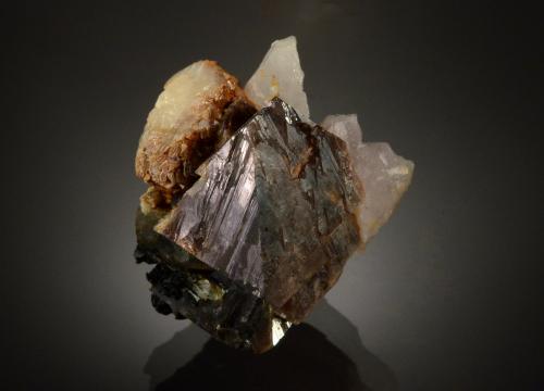 Scheelite<br />Mina Tae Hwa, Neungam-ri, Angseong-myeon, Chungju, Chungcheongbukdo, Corea del Sur<br />3.0 x 2.8 cm<br /> (Author: Michael Shaw)