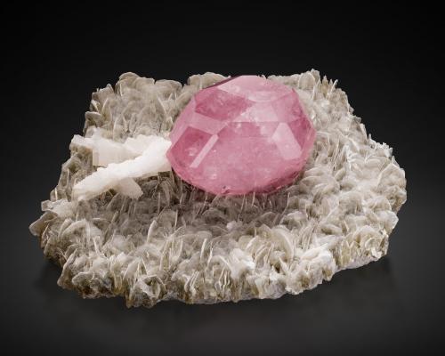 Fluorapatite with Albite and Muscovite<br />Pingwu Mine, Huya township, Mount Xuebaoding, Pingwu, Mianyang Prefecture, Sichuan Province, China<br />13.5 x 8.5 x 7 cm / main crystal: 5.5 cm.<br /> (Author: MIM Museum)