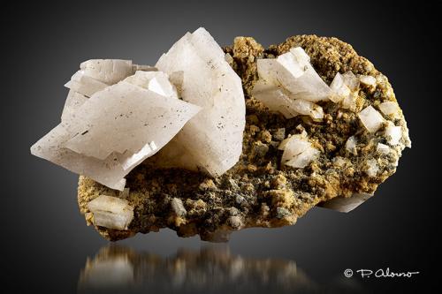 Ortoclasa (variedad adularia)<br />Valle Casatscha, Valle Cristallina, Valle Medel, Medel (Lucmagn), Surselva Region, Grisones (Grischun; Graubünden), Suiza<br />12cm x 5cm x 9cm<br /> (Autor: Pere Alonso)