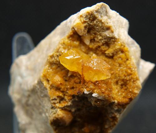 Calcita<br />Cantera Cabezoncillo, Cabeçonet/Alto del Salmitre, Municipio Busot, Comarca Campo de Alicante, Alicante / Alacant, Comunidad Valenciana / Comunitat Valenciana, España<br />8 x 5 cm<br /> (Autor: Pedro Antonio)