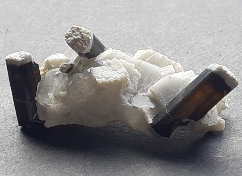 Elbaite, Microcline, Quartz<br />Beni Bouzra (Bni Bouzra), Chefchaouen Province, Tanger-Tetouan-Al Hoceima Region, Morocco<br />4,5 x 2 cm<br /> (Author: Volkmar Stingl)