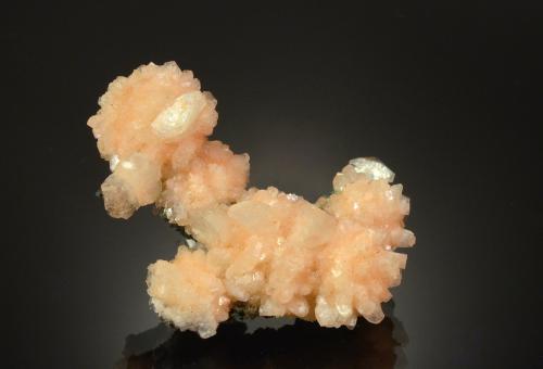 Heulandite on Thompsonite<br />Distrito Aurangabad, Maharashtra, India<br />6.6 x 4.3 x 2.9 cm<br /> (Author: Michael Shaw)