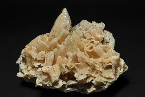 Rhodochrosite<br />Mina Cavnic, zona minera Cavnic, Cavnic, Maramures, Rumanía<br />11.6 x 9.1 cm<br /> (Author: am mizunaka)