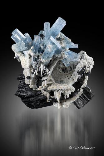 Berilo (variedad aguamarina) + Schorlo<br />Distrito Karibib, Región Erongo, Namibia<br />7cm x 9cm x 4,5cm<br /> (Autor: Pere Alonso)