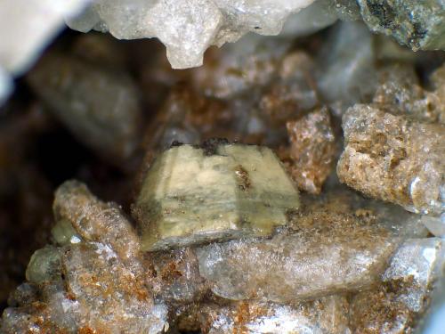 Alicewilsonita-(YCe)<br />Poudrette Quarry, Mont Saint-Hilaire, La Vallée-du-Richelieu RCM, Montérégie, Québec, Canada<br />Cristal de 3 mm.<br /> (Autor: Antonio P. López)