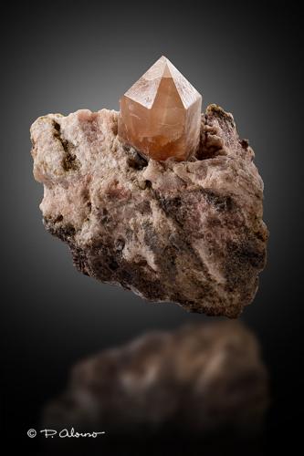 Cuarzo (variedad hematoide) + Yeso<br />Pedrera Cal Ros (Pedrera Ballús), Cercs, Comarca Berguedà, Barcelona, Cataluña / Catalunya, España<br />6cm x 6cm x 5cm<br /> (Autor: Pere Alonso)
