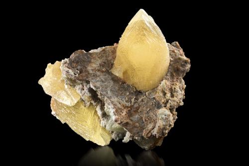 Smithsonite<br />Berg Aukas, Grootfontein District, Otjozondjupa Region, Namibia<br />11 x 8.5 x 9 cm / main crystal: 5.5 cm.<br /> (Author: MIM Museum)