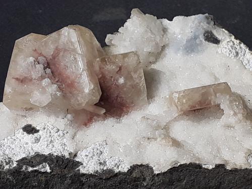 Apophyllite (Group), Stilbite (Group), Quartz<br />Chalisgaon, Jalgaon District, Maharashtra, India<br />9,5 x 7 cm<br /> (Author: Volkmar Stingl)