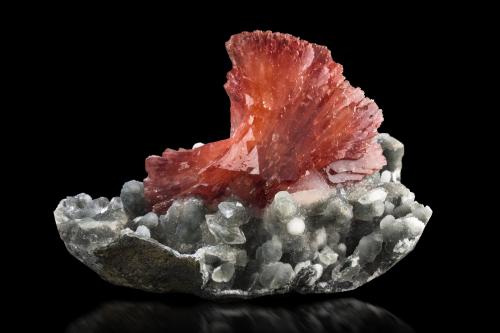Heulandite-Ca on Quartz (variety chalcedony)<br />Jalgaon District, Maharashtra, India<br />12.5 x 9 x 9 cm / main crystal: 8 cm.<br /> (Author: MIM Museum)