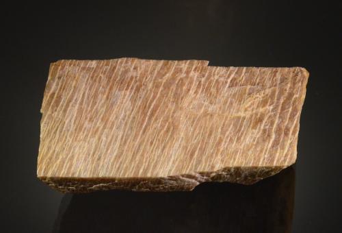 Microcline<br />Cantera Leiper's, Leiperville, Condado Delaware, Pennsylvania, USA<br />7.2 x 3.2 x 2.2 cm<br /> (Author: Michael Shaw)