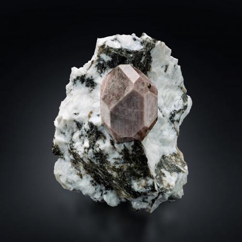 Zircón con Nephelina y Biotita<br />Gridone - Monte Limidario area, Centovalli, Locarno District, Ticino (Tessin), Switzerland<br />7.5 x 6.5 x 3.5 cm / cristal principal: 3.2 cm<br /> (Autor: Museo MIM)