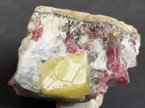 Rhodizite, Rubellite<br />Pegmatita Antandrokomby, Valle Manandona, Valle Sahatany (Mt. Ibity), Distrito Antsirabe II, Región Vakinankaratra, Madagascar<br />3 x 3 cm<br /> (Author: Volkmar Stingl)