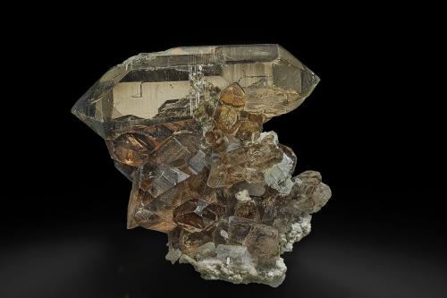 Quartz (variety smoky quartz)<br />Triolet Glacier, Ferret Valley, Les Grandes Jorasses Massif, Courmayeur, Aosta Valley (Val d'Aosta), Italy<br />10.1 x 9.3 x 5.2 cm<br /> (Author: am mizunaka)
