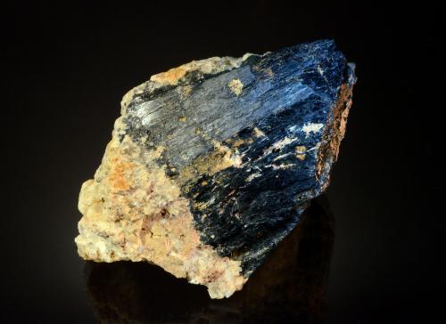 Riebeckite<br />St Peters Dome, Distrito Cheyenne, Condado El Paso, Colorado, USA<br />7.7 x 5.3 cm<br /> (Author: Michael Shaw)