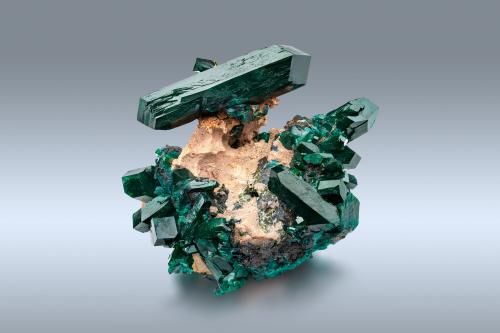 Dioptase<br />Kaokoveld Plateau, Kunene Region, Namibia<br />9.5 x 6 x 7 cm / main crystal: 6 cm.<br /> (Author: MIM Museum)