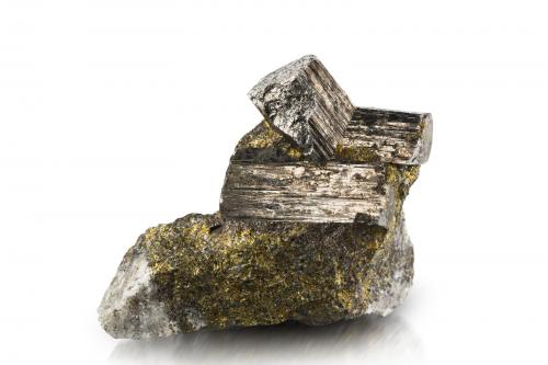 Glaucodot on Chalcopyrite<br />Tunaberg, Nyköping, Södermanland, Sweden<br />7 x 3 x 6 cm / main crystal: 4 cm<br /> (Author: MIM Museum)