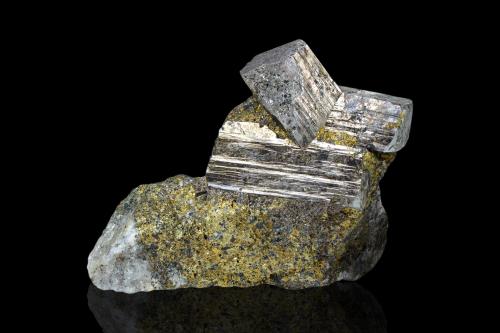 Glaucodot on Chalcopyrite<br />Tunaberg, Nyköping, Södermanland, Sweden<br />7 x 3 x 6 cm / main crystal: 4 cm<br /> (Author: MIM Museum)