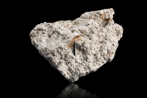 Pseudobrookite with Topaz<br />Topaz Mountain, Thomas Range, Juab County, Utah, USA<br />8 x 6 x 4 cm / main crystal: 1.4 cm<br /> (Author: MIM Museum)