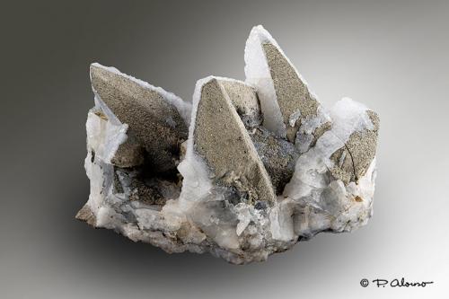 Calcita + Pirita<br />Eugenia Mine, Bellmunt del Priorat, Comarca Priorat, Tarragona, Catalonia / Catalunya, Spain<br />6,5cm x 4,5cm x 4,5cm<br /> (Autor: Pere Alonso)
