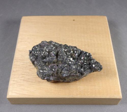 Skutterudita<br />Mina Magnetite, Měděnec, Distrito Chomutov , Región Ústí nad Labem, República Checa<br />5,1 × 3 × 2,1 cm.<br /> (Autor: J. G. Alcolea)