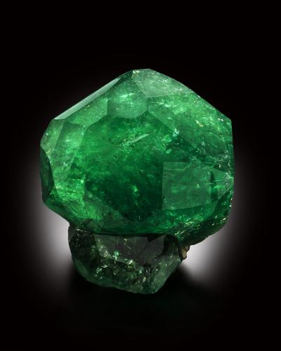 Grossular<br />Merelani Hills, Lelatema Mountains, Simanjiro District, Manyara Region, Tanzania<br />5.5 x 5.5 x 4 cm / main crystal: 5.4 cm<br /> (Author: MIM Museum)