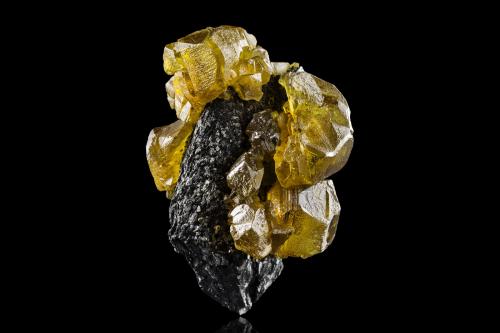 Sphalerite (variety cleiophane) on Löllingite<br />Hexigten Banner (Kèshíkèténg Qí), Chifeng (Ulanhad), Inner Mongolia Autonomous Region, China<br />5 x 6 x 8 cm / main crystal: 3.2 cm<br /> (Author: MIM Museum)