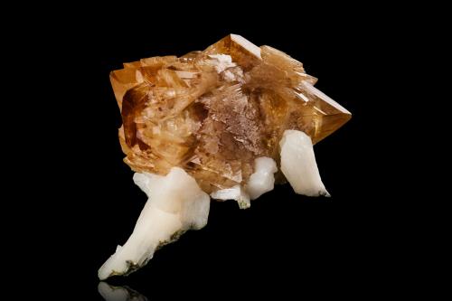 Powellite with Stilbite-(Ca)<br />Aurangabad, Aurangabad District, Maharashtra, India<br />9 x 6.5 x 9.5 cm / main crystal: 5.8 cm<br /> (Author: MIM Museum)