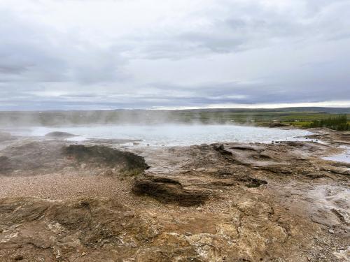 El Geysir es el géiser conocido más antiguo del mundo y el que ha dado nombre a este tipo de termalismo. Se ha calculado que lleva activo unos 10.000 años. Desde el año 2006 está sin actividad ya que los continuos terremotos que se producen en la zona bloquearon el conducto de salida del géiser. (Autor: Antonio P. López)