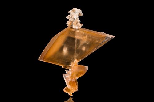 Yeso<br />Qinglong Mine, Dachang, Qinglong, Qianxi'nan Autonomous Prefecture, Guizhou Province, China<br />8 x 3.5 x 9 cm / Cristal principal: 7.7 cm<br /> (Autor: Museo MIM)