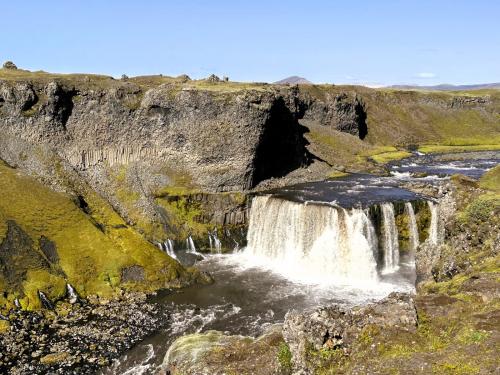 La cascada Axlafoss, con una caída de agua de unos 8 metros, en el río Hólmsá, está situada en las Tierras Altas (Highlands) islandesas al noreste del glaciar Mýrdalsjökull. (Autor: Antonio P. López)