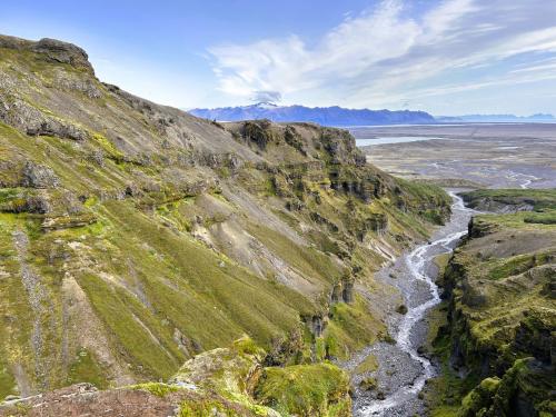 El río Múlaá a su paso por el cañón Múlagljúfur. En la llanura, el lago glaciar Fjallsárlón que se encuentra en el extremo sur del glaciar Vatnajökull, al fondo. (Autor: Antonio P. López)