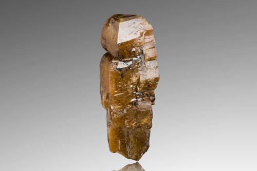 Xenotima-(Y)<br />Monte Zagi, Hameed Abad Kafoor Dheri, Peshawar, Jaiber Pastunjuá, Paquistán<br />1.5 x 1.5 x 5 cm / Cristal principal: 4.7 cm<br /> (Autor: Museo MIM)