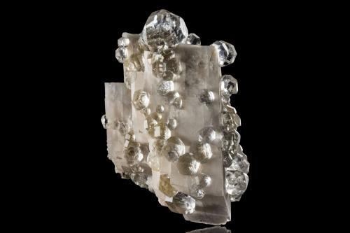 Fluorite on Calcite<br />Hexigten Banner (Kèshíkèténg Qí), Chifeng (Ulanhad), Inner Mongolia Autonomous Region, China<br />14 x 11 x 16 cm / main crystal: 4 cm<br /> (Author: MIM Museum)