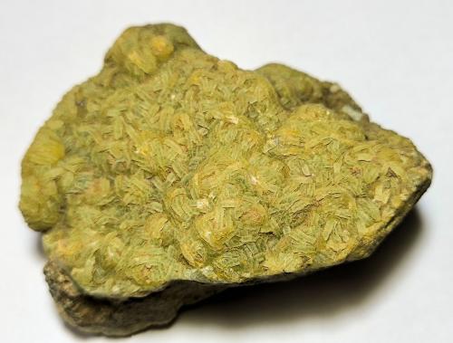 Prehnita<br />Dolerite outcrop, Serveto, Plan, Comarca Sobrarbe, Huesca, Aragon, Spain<br />78 mm x 59 mm x 33 mm. Cristal mayor: 5 mm<br /> (Autor: Carles Millan)